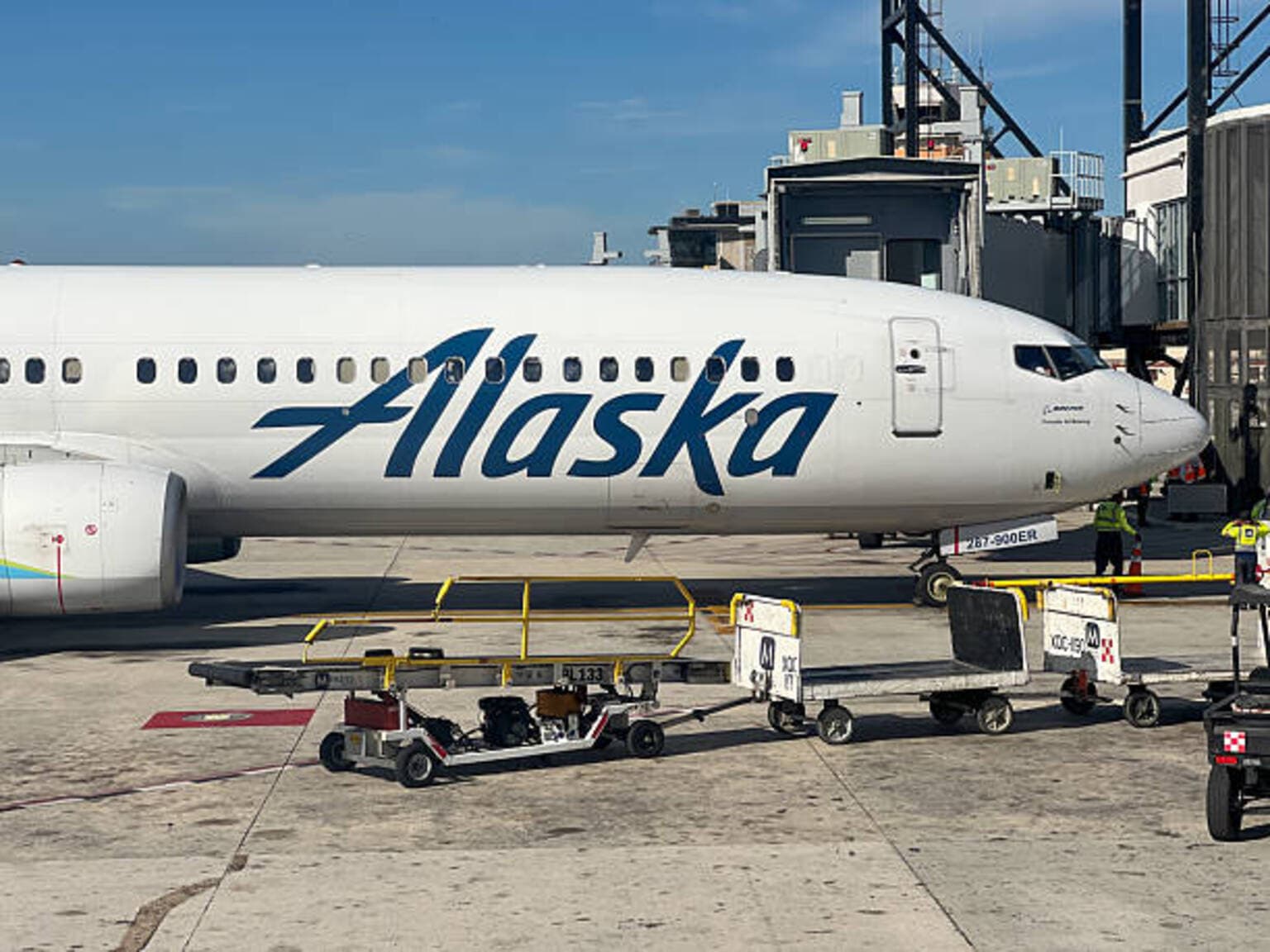 Alaska Air points to a pickup in bookings late in Q4